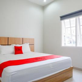 RedDoorz Syariah near Mutiara SIS Al Jufrie Airport Palu 2, hotel in Palu