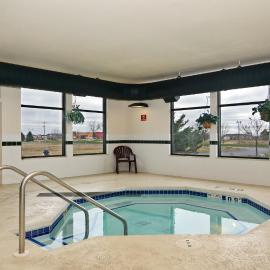 Holiday Inn Express Hotel & Suites Fort Atkinson by IHG، فندق في Fort Atkinson