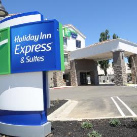 Holiday Inn Express & Suites Brentwood: Brentwood şehrinde bir otel