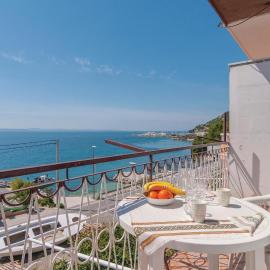 Apartment Jesenice Bajnice With Sea View Ix, hotel in Krilo