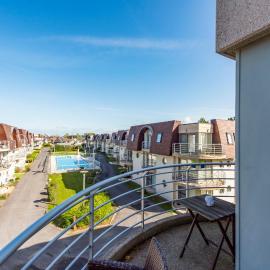Modern Apartment with Terrace & public Pool, hotelli kohteessa Bredene