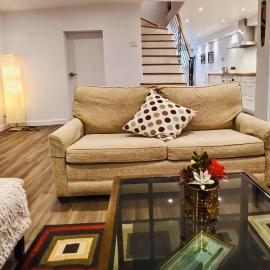 Cosy apartment at Bossuet road โรงแรมในมอนทรีออล