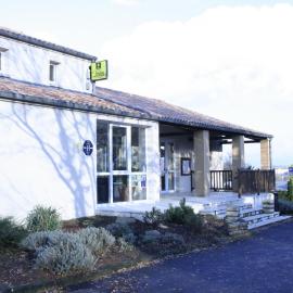 LOGIS Hôtel LES 3 MARCHANDS, hotel u gradu Bresir