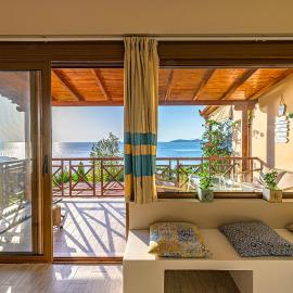 Paralio Astros Beachfront Suites, khách sạn ở Xiropigado