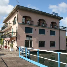 Albergo Ristorante Punta Dell'Est: Clusane sul Lago'da bir otel