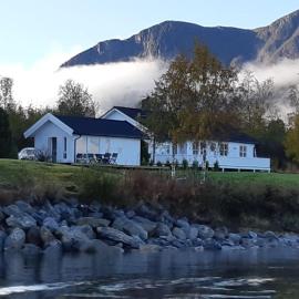 feriehus ved sjøen, hotel em Tomrefjord
