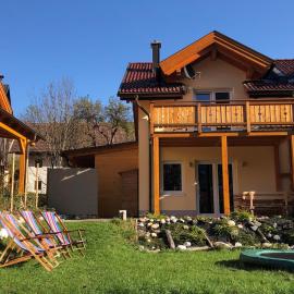 Berghaus Christel - bij skilift - grote tuin met bergbeek, hotel in Arnoldstein
