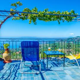 Panorama of Deep Blue, Hotel in Tséria