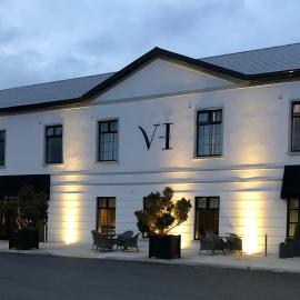 The Village Hotel, Bar and Restaurant, מלון בבטיסטאון