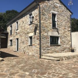 Pensión Xacobe, hotel em Cabreiros