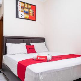 RedDoorz near Alun Alun Bandung 2