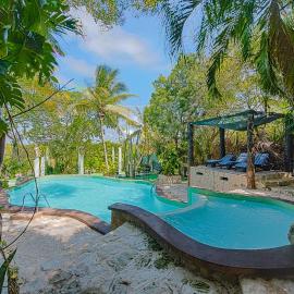 Private Villa 10 Rooms, Private Pool, Walk to Beach, hotel in Playa del Carmen