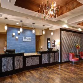 Holiday Inn Express Northwest Maize by IHG โรงแรมในMaize
