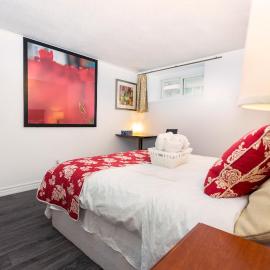 Cozy 3BR 2Bth Lower Unit, A min to Hwy401, 404 & DVP, hotel in Toronto