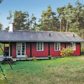 3 Bedroom Amazing Home In Aakirkeby, hotel in Vester Sømarken