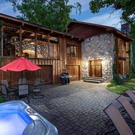 PRIVATE Lakefront Cabin HOT TUB Pool Table WIFI Amazing VIEW Close to Branson, hotell i Kimberling City