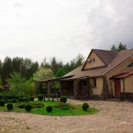 Затишна садиба з озером біля лісу: Voropaivka şehrinde bir otel