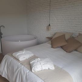 Dos Alas Rojas, casa con jacuzzi para dos personas, hotel in Mélida