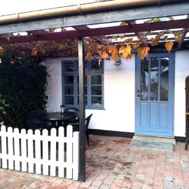 Cosy cottage in a garden, hotel in Ishøj