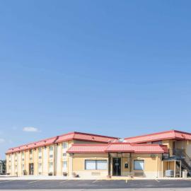 Super 8 by Wyndham Clinton, hotel sa Clinton