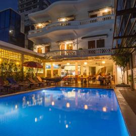 Poolside Villa، فندق في بنوم بنه