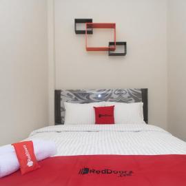 RedDoorz Syariah near Politeknik Negeri Madiun, hotel in Madiun