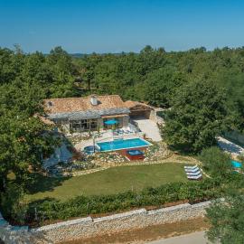 Family Villa Lipica with private pool and jacuzzi, hotel u gradu Pazin
