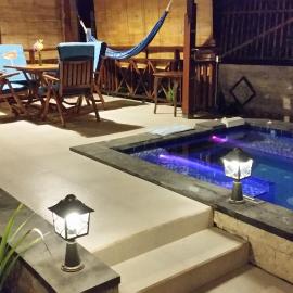 Dennis Holiday Bungalow، فندق في Jasri