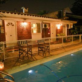 Bernie's Bed & Breakfast , A 3 KILOMETROS DEL AEROP EZEIZA, VAN ,IN-OUT, FREE EZEIZA AIRPORT – hotel w mieście Ezeiza