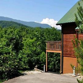 Honeymoon Cabin with Great Mountain View and Hot Tub