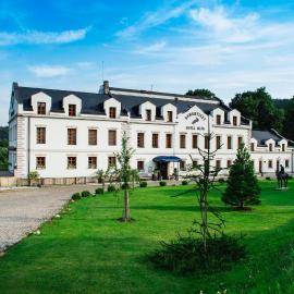 Romantic Hotel Mlýn Karlstejn, хотел в Карлщейн