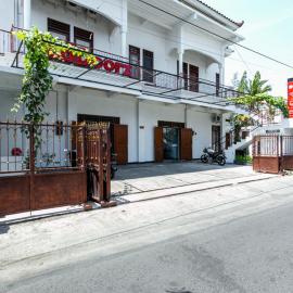 RedDoorz near Puro Mangkunegaran, hotel in Solo