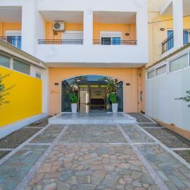 Matthias Hotel Apartments، فندق في أذيليانوس كامبوس