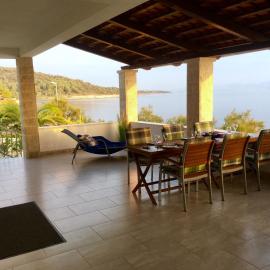 Schönes Ferienhaus direkt am Meer, hotel in Stomorska