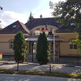 The Corner House Panzió, ξενοδοχείο σε Tata