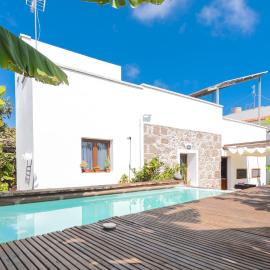 Villa Canaria piscina jacuzzi jardín