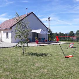 Entre Lacs Et Montagnes , Maison 3 chambres, terrain, lits préparés, parking et ménage inclus, accès autonome possible à toute heure, hotel in Barésia-sur-lʼAin
