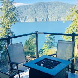 Sandy Feet Retreat Port Renfrew- Oceanfront 2BR modern cottage, hotel v destinaci Port Renfrew