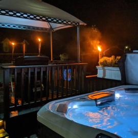 Chain O Lakes Nautical 4Bed 3Bath Waterfront with Bonus Room, Large Deck and Hot Tub, Hotel in Fox Lake