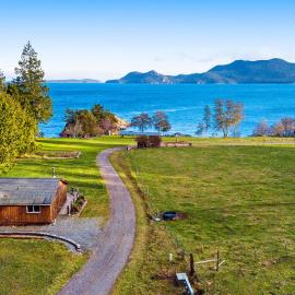 Obstruction Pass Cottage, Hotel in Olga