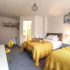 4 Dbl Beds, Modern Apartment, Free Parking and Home-from-home, hotel in Wakefield