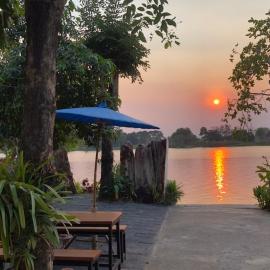 Ruen Thai Ban Rim Nam, hotel i Kamphaeng Phet