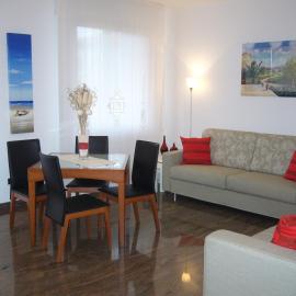 Aparthotel Feeling at Home، فندق في كاستينازو