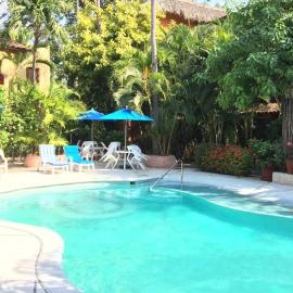 Newer & Roomy w/2 Pools. No Car Needed. Beaches, Restaurants & Shopping W/I walking distance. Taxis and buses abundant for reasonable price if needed
