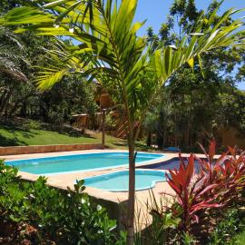 Vila Hen Praia do Forte - Studios com Varanda e Piscina - Quintas do Castelo da Torre - Reserva Sapiranga - 3,6km da Vila, hotel in Praia do Forte