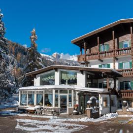 Hotel Al Lago, hotel v mestu Soraga