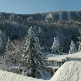 Townhouse W Private Deck & Mt View, Hotel in Windham