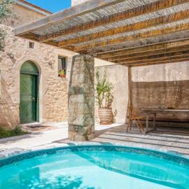 Milio's House، فندق في Roústika