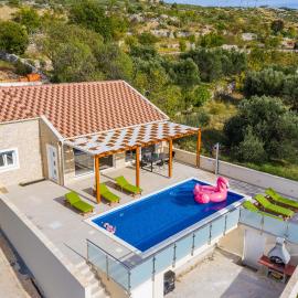 Villa Olivia - Jasenice, with swimming pool and jacuzzi, hotel in Jasenice