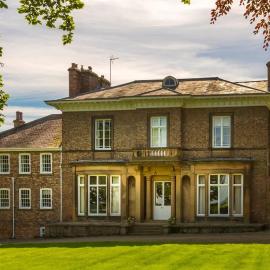 The Wing & gardens with FREE hot tub & hard tennis court at Brook Hall nr York & Leeds, ξενοδοχείο σε Tadcaster